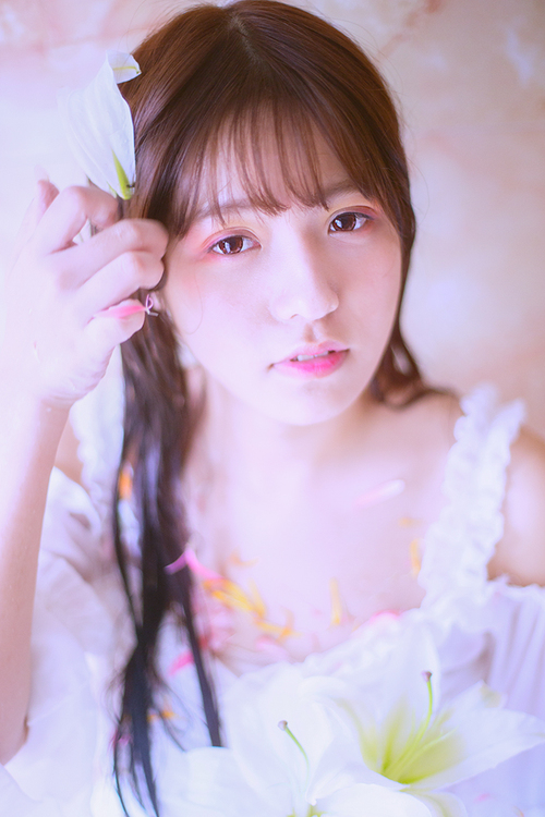 百合花在手的清纯甜美少女浴室湿身白色梦幻写真图片