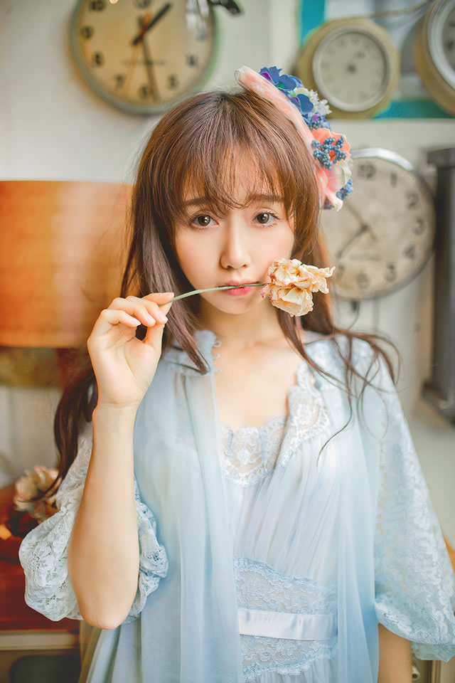 浴室纯白衬衫湿身美女白皙皮肤魅惑人体艺术写真图片