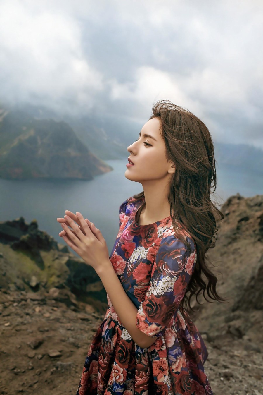 黄色灯光下性感湿身美女浴室沐浴诱惑人体写真图片