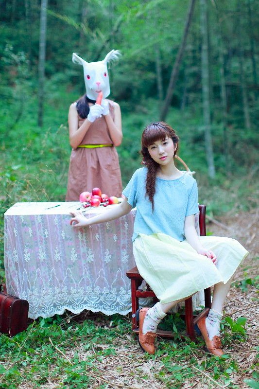 清新素净的林间美女