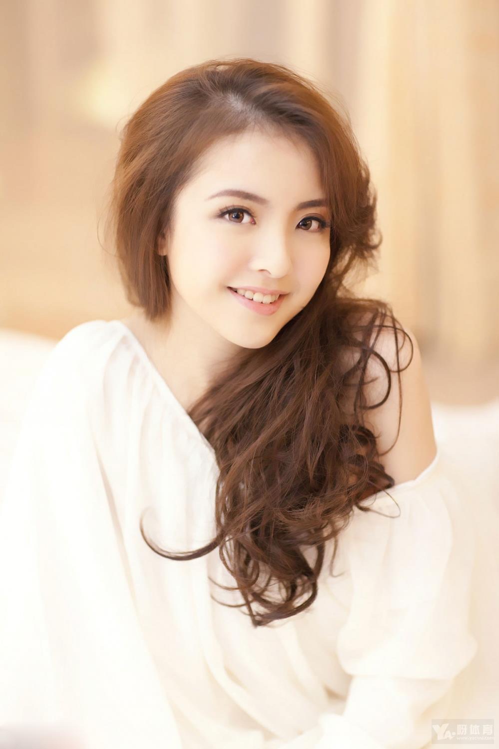 白富美气质美女露香肩美背 清爽气质惹美人