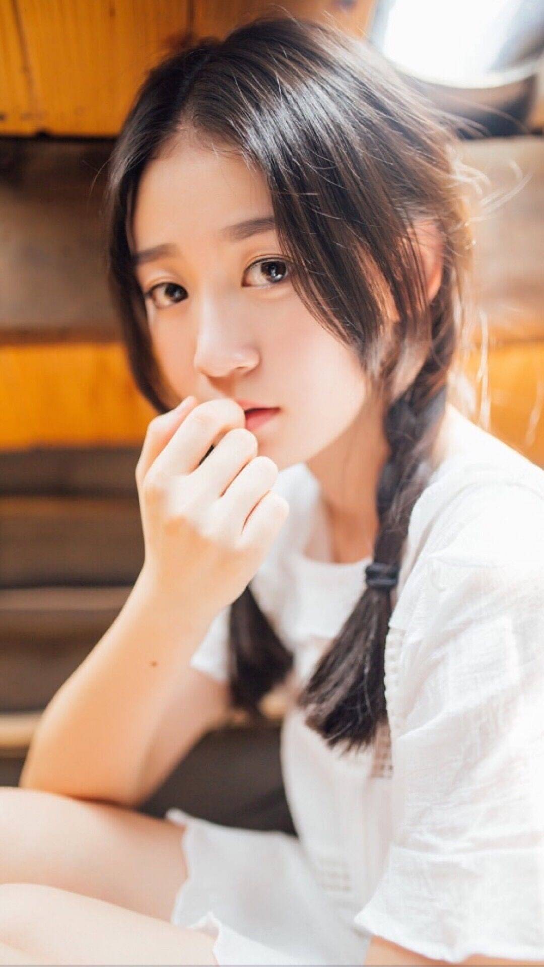 性感少妇低胸裙凸显傲人深沟