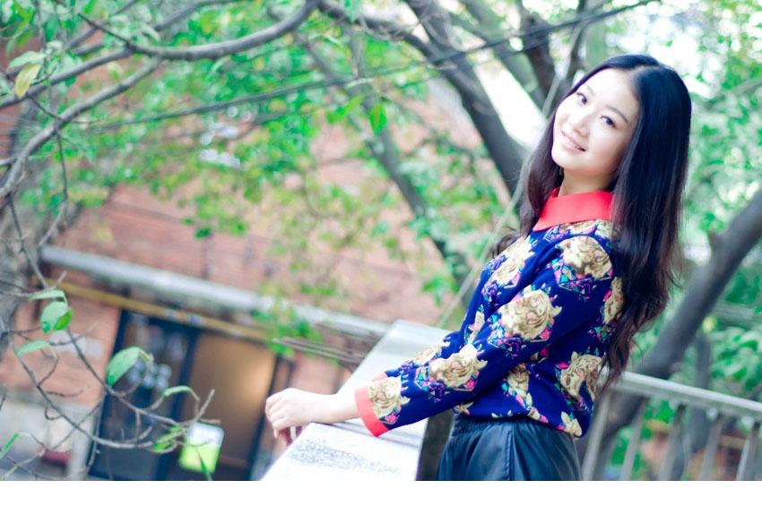 沙发上的黑丝爆乳娇娘 性感大胸少妇