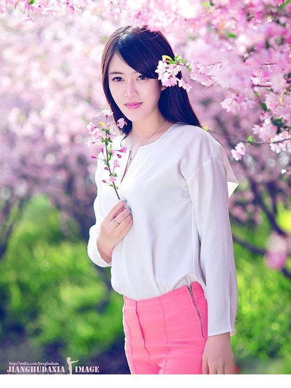 酒店大胆少妇  穿透明诱惑黑丝装 白嫩 性感身材