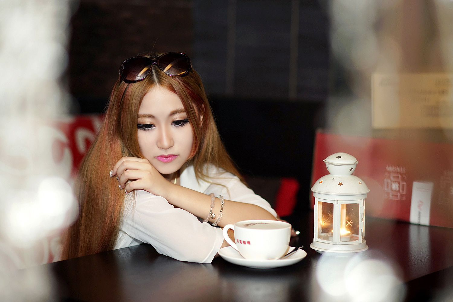 咖啡厅里的都市美女金发可爱