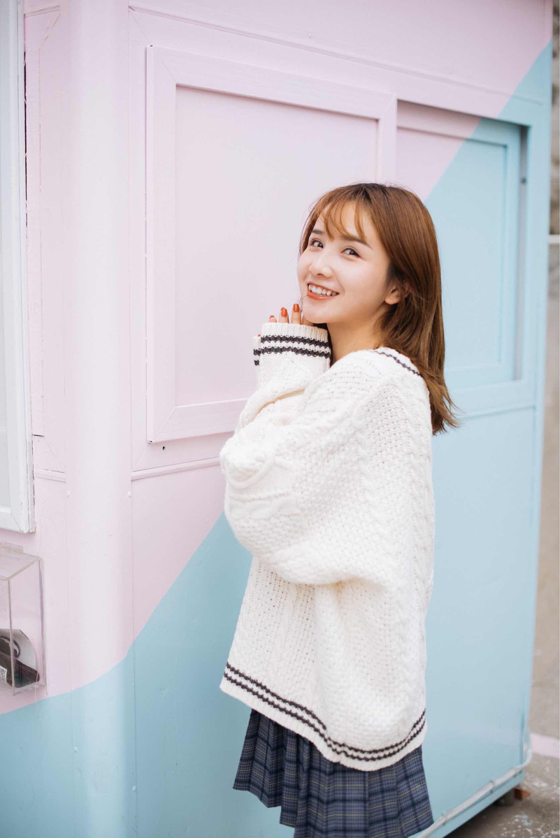 阳光开朗美少女户外写真高清图片