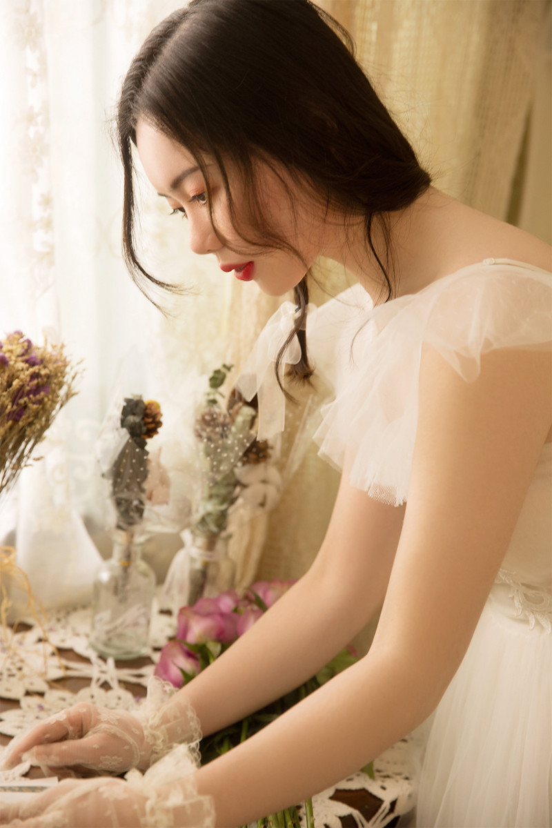 白纱裙美女优雅温婉写真图片