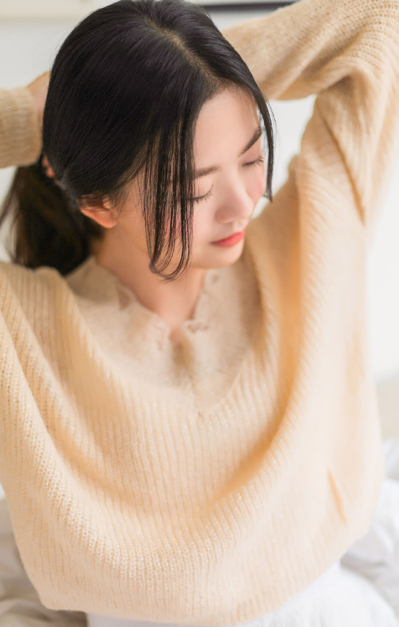 长发美女文艺清新居家写真图片