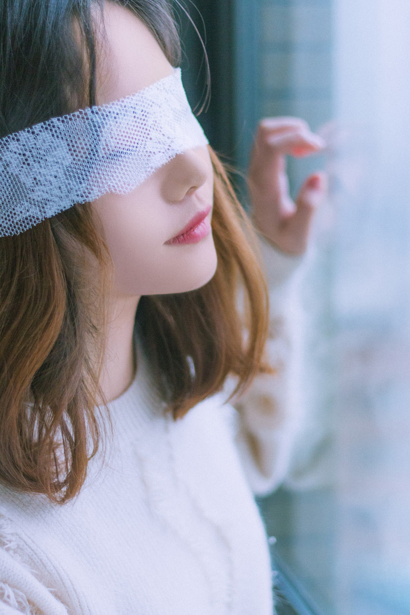 气质美女白皙慵懒迷人居家写真图片