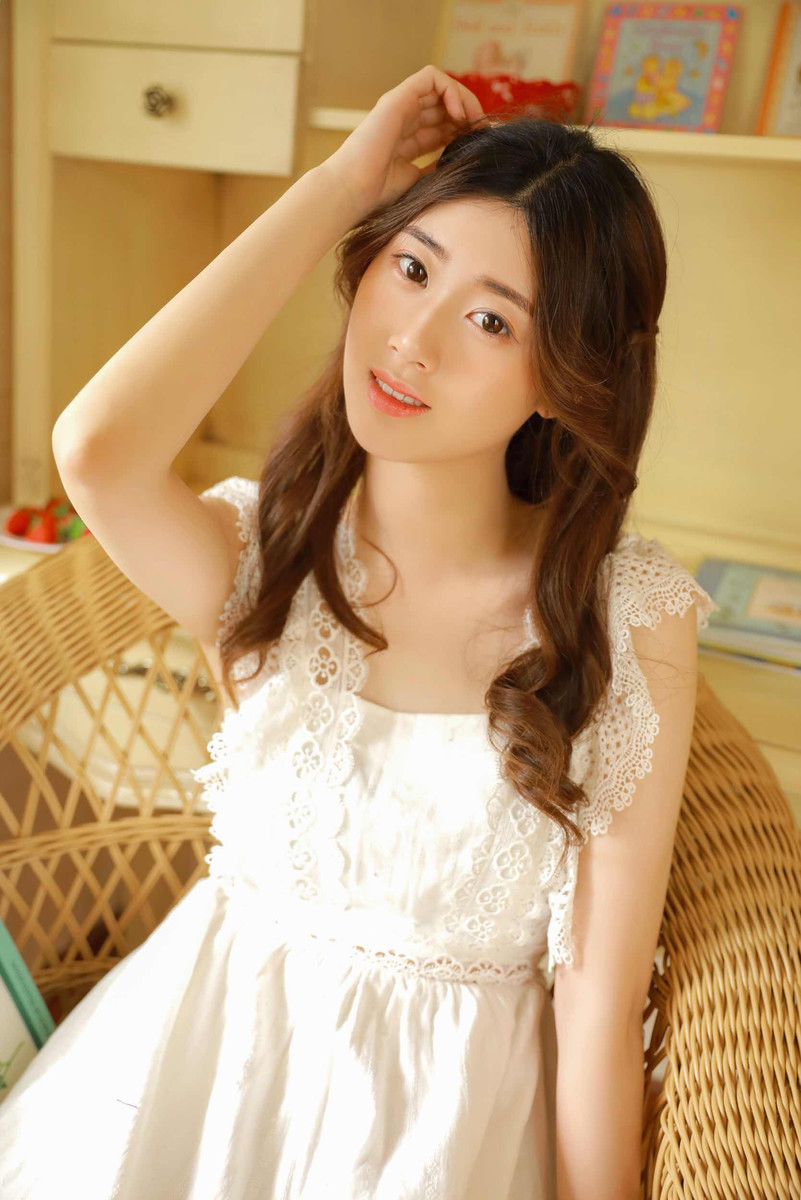 温婉气质美女优雅白裙写真图片