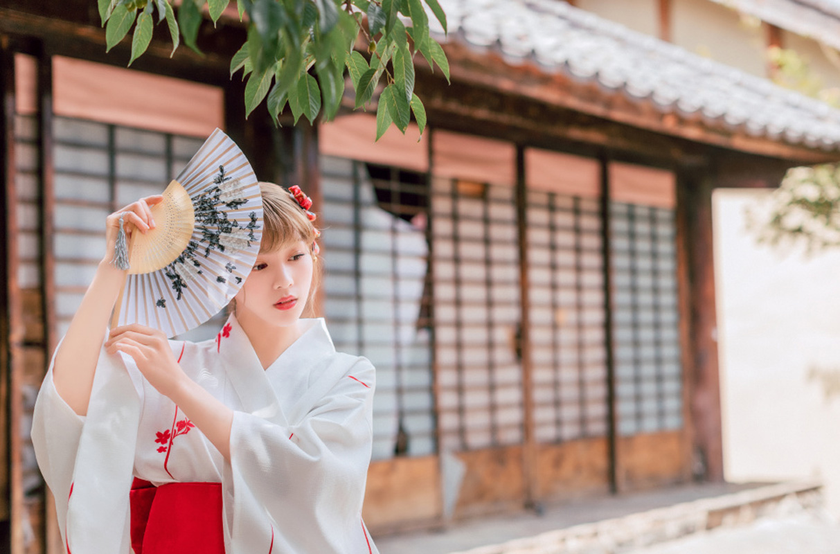 和服美女清新养眼户外写真图片