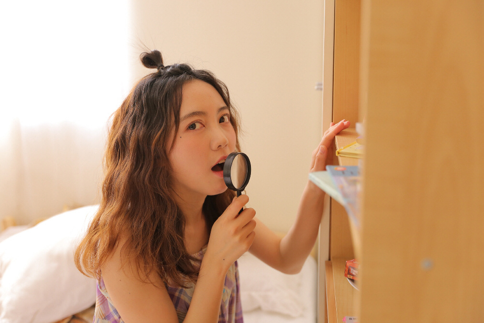 长发美女清新文艺居家写真图片