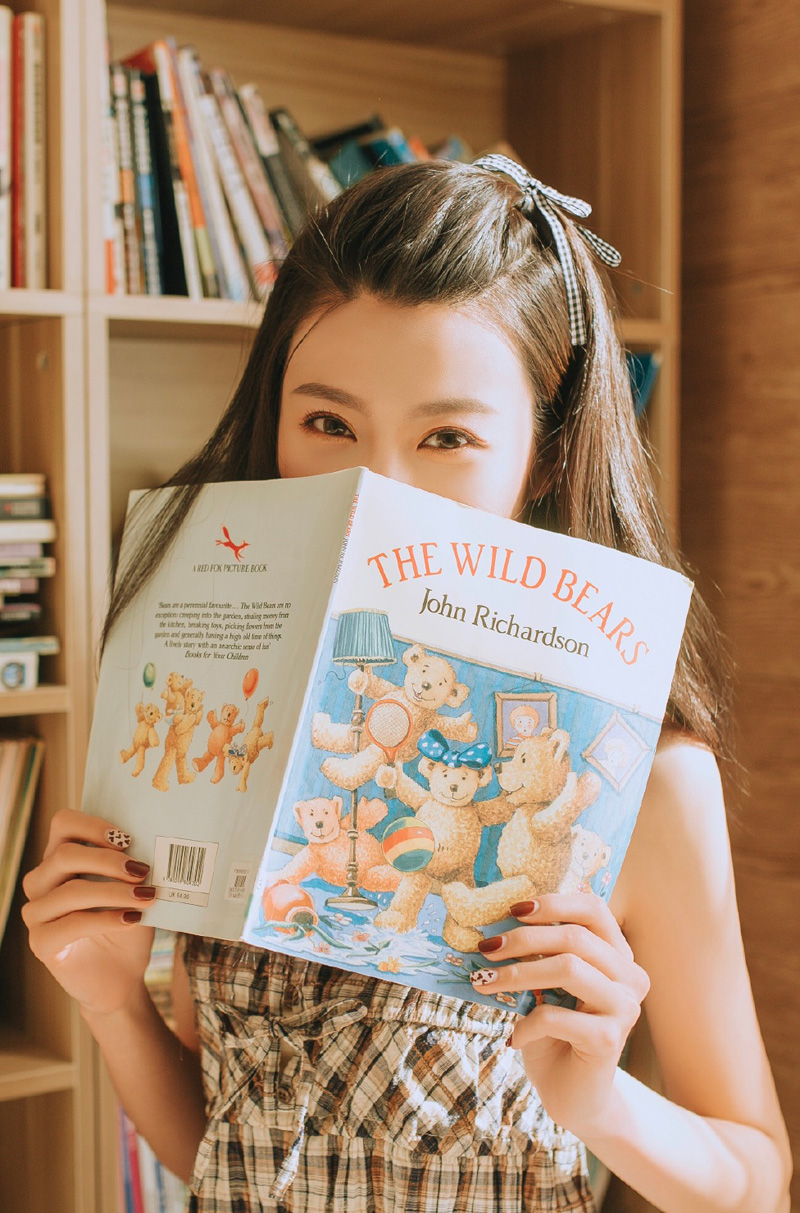 格子裙美女清新甜美写真图片