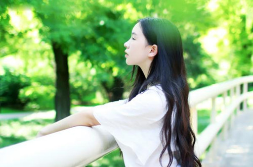 性感美少妇豹纹短裙黑丝美腿诱惑