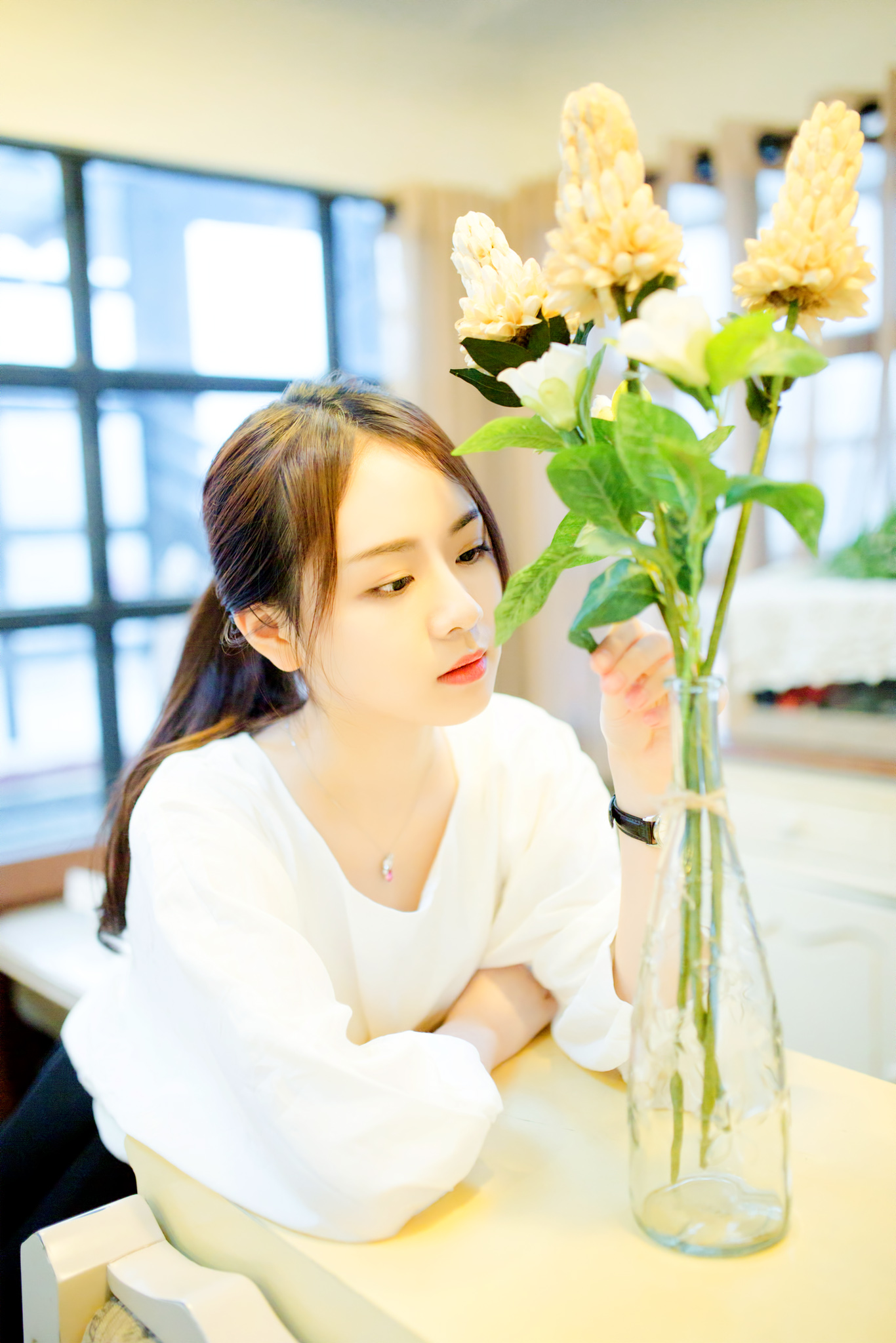 酥胸美乳模特白色吊带性感撩人写真