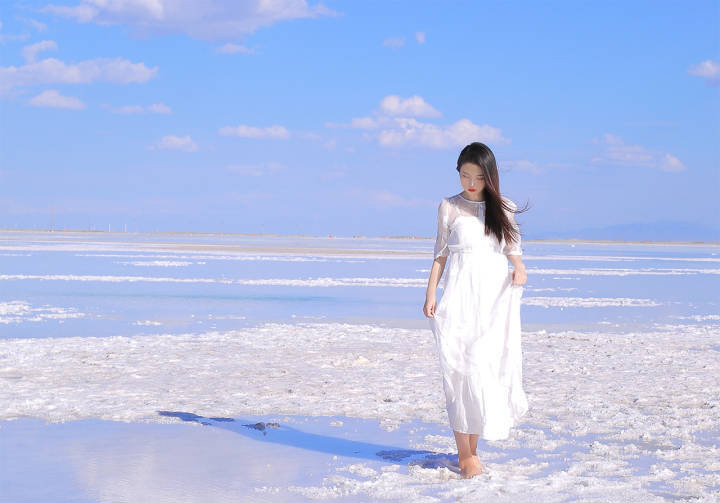 性感红唇美女白纱裙户外艺术写真图片