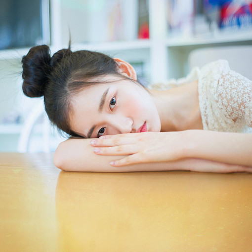 妖娆美女白色连身裙美腿丝袜诱惑写真