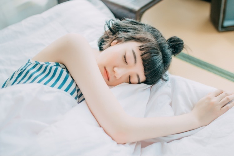 白领丽人晴晴西装丝袜高清室内写真