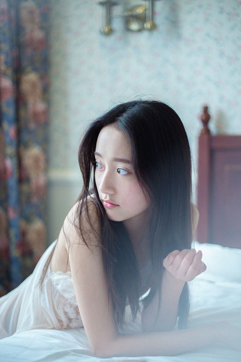 长发性感少女清晨阳光慵懒迷人私房写真