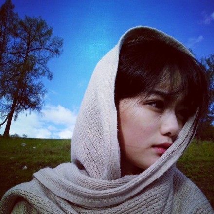性感长腿美女车顶诱惑写真图片