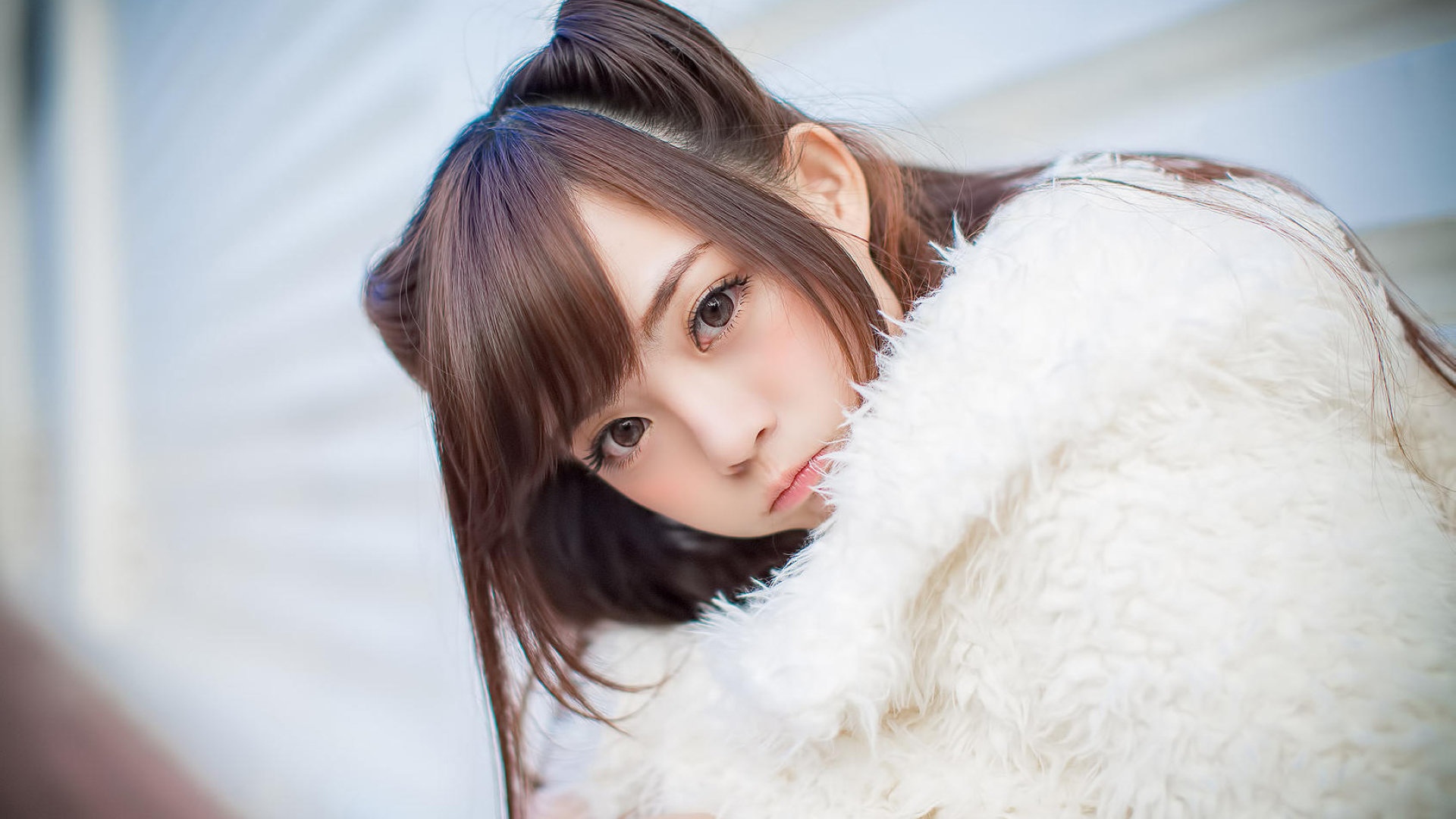 丰满大胸美女唯美白裙诱惑撩人写真
