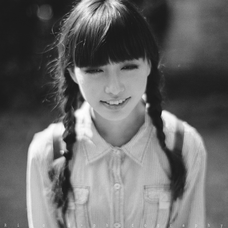 时尚女神李妍静深V开叉小露半球白皙美腿性感写真